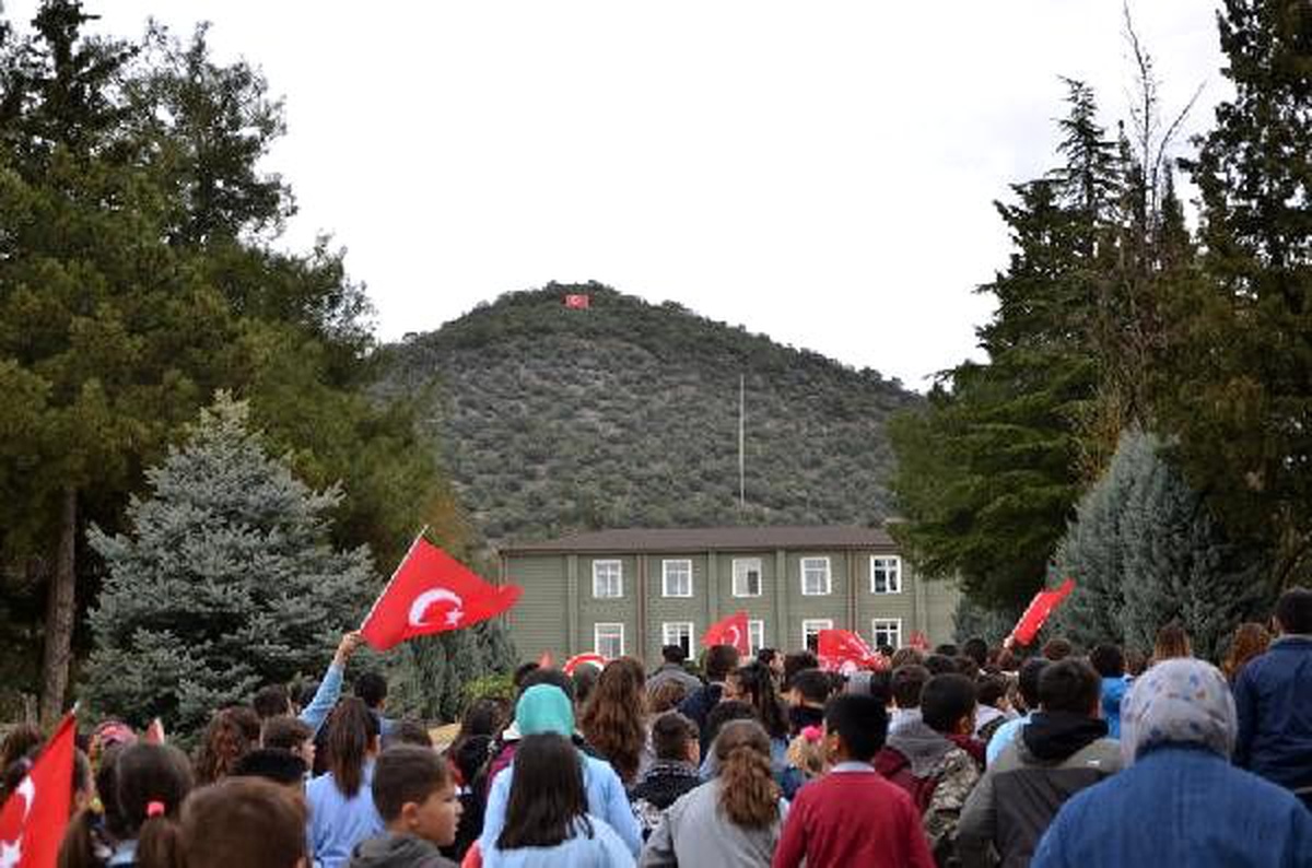 Öğrencilerden, Mehmetçik\'e destek yürüyüşü