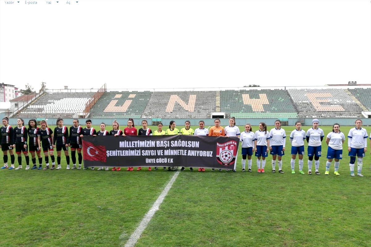 Ordu\'da futbolcu ikiz kız kardeşler birbirlerine rakip oldu