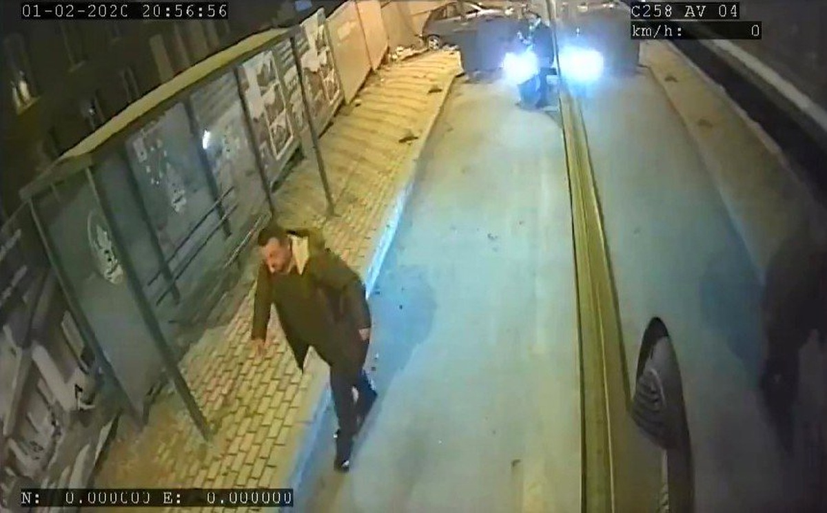 (Özel) Dikkatsiz motosiklet sürücüsünün otobüsten inen kadına çarptığı anlar kamerada