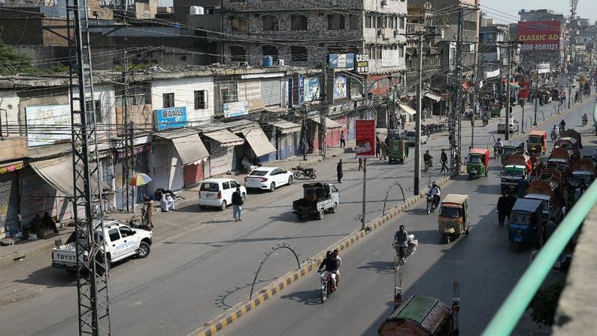 Pakistan\'da 5 katlı bina çöktü: 3 ölü, 22 yaralı