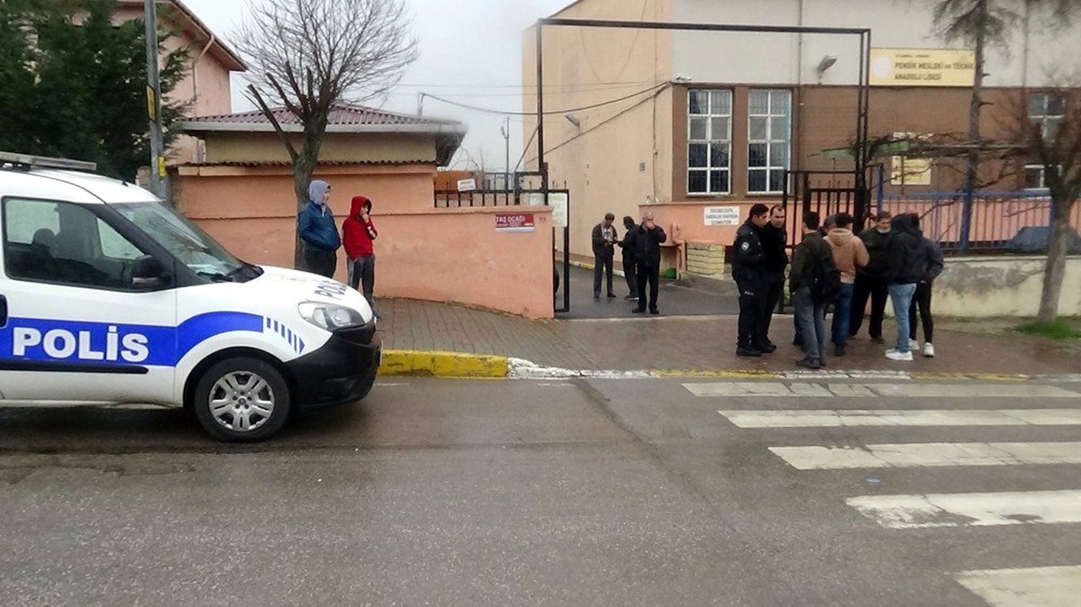 Pendik\'te lise öğrencileri ile gençlerin kavgası kanlı bitti: 3 yaralı