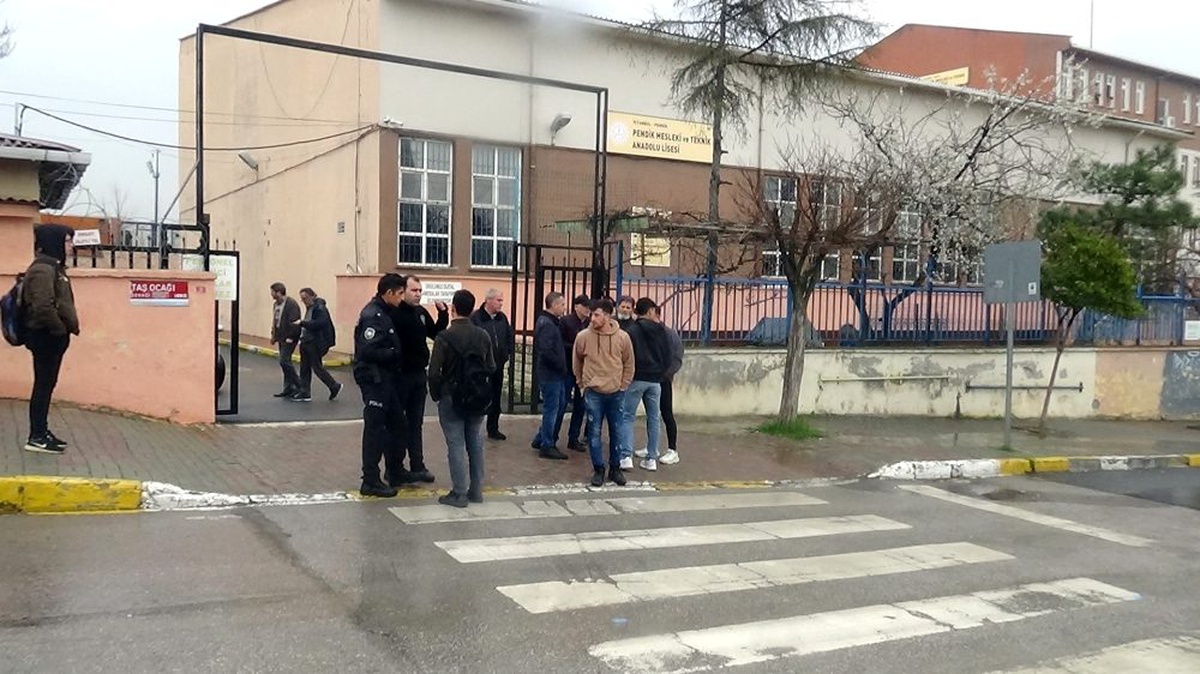 Pendik\'te lise öğrencileri ile gençlerin kavgası kanlı bitti: 3 yaralı