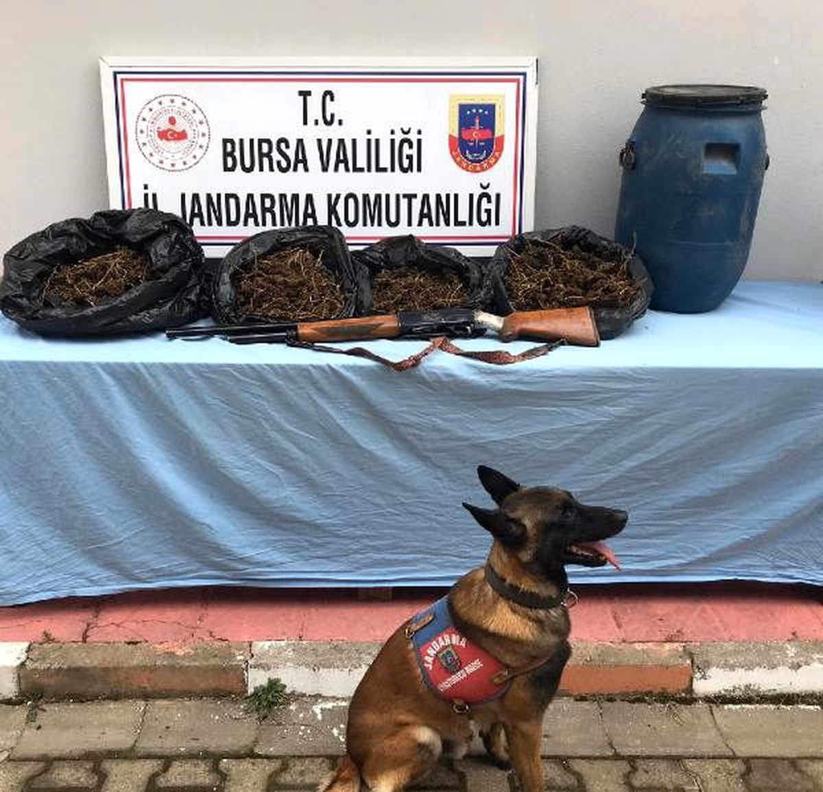 Plastik varilden 4 kilo esrar ile av tüfeği çıktı