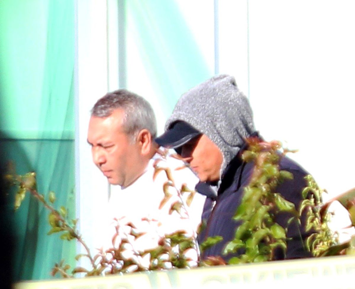 Polis, "Vali, belediye başkanı gelsin" diyen Özbek silahlı eylemciye "Türkiye\'de kanunlar böyle...