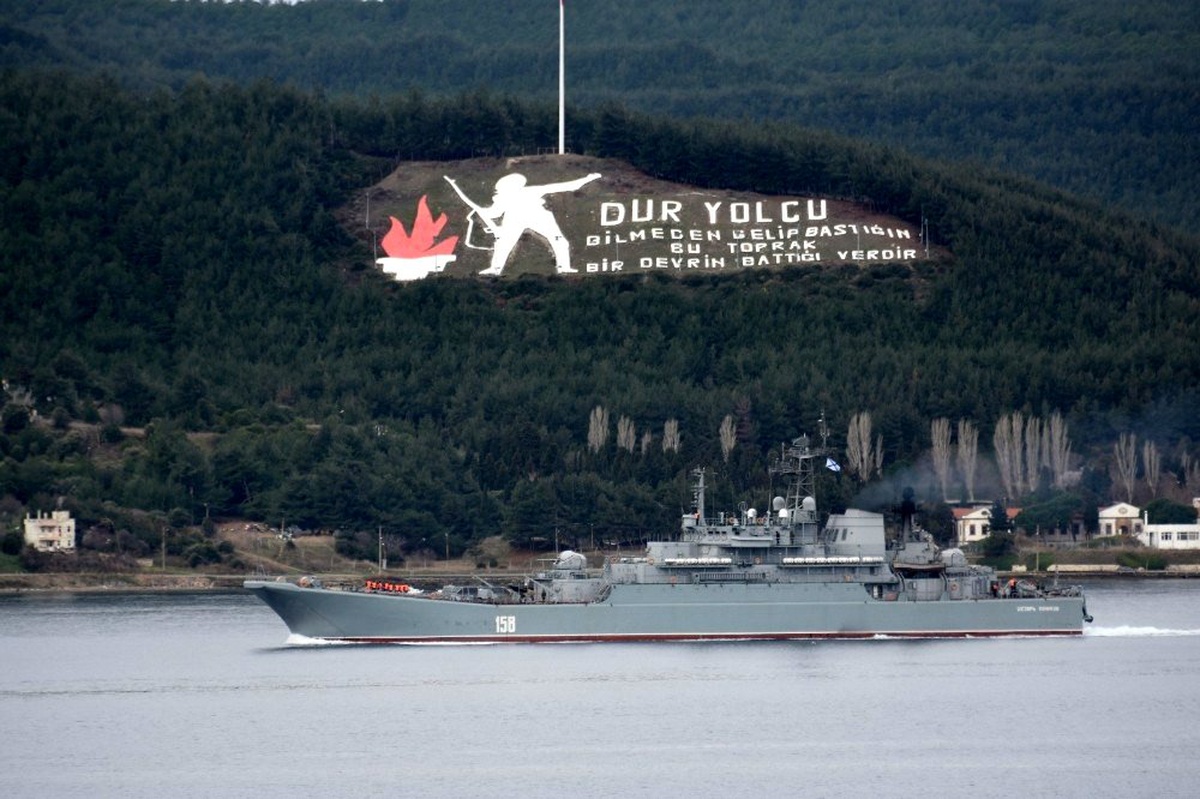 Rus savaş gemisi Çanakkale Boğazı\'ndan geçti