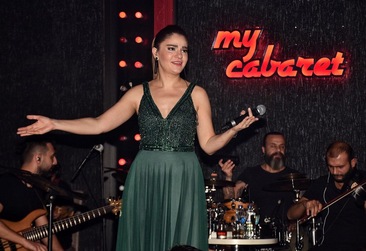 Sahnede Müslüm Gürses\'i andı