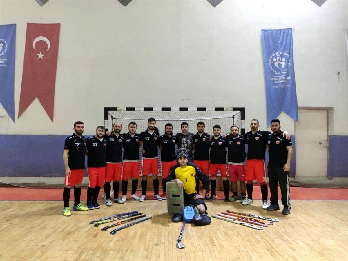 Sakarya\'da bir ilke imza atılarak salon hokeyi turnuvası düzenleniyor