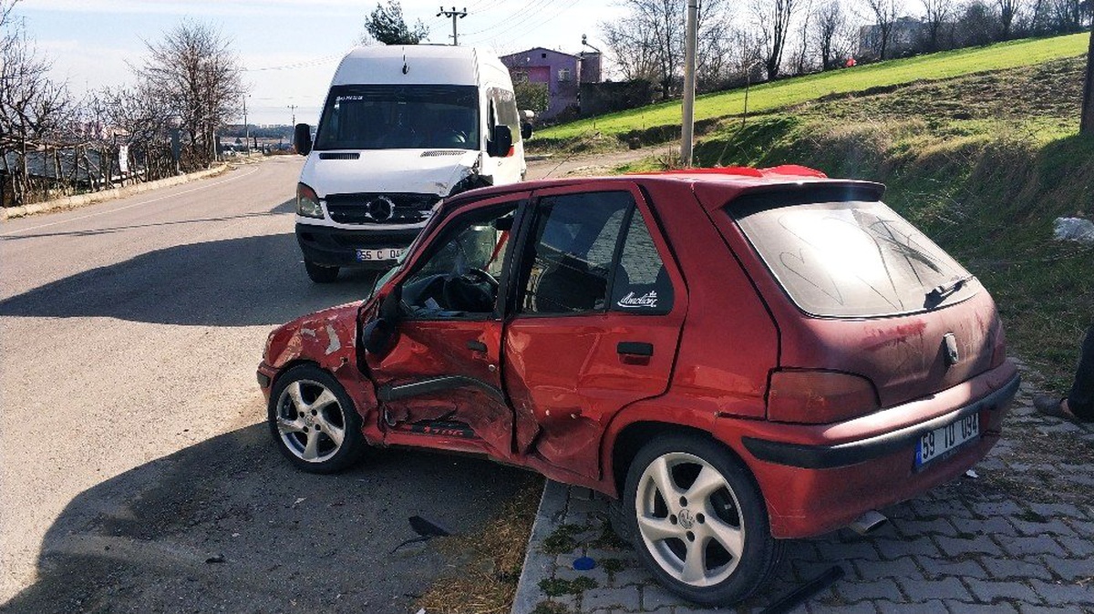Samsun\'da öğrenci servisi otomobille çarpıştı: 4 yaralı