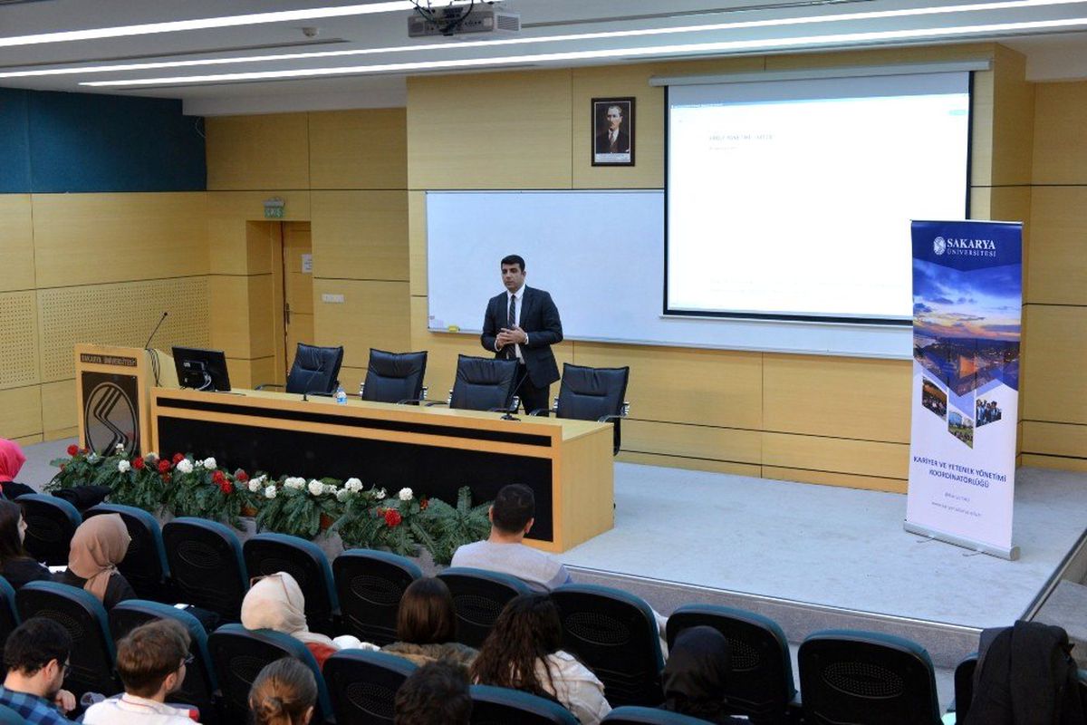 SAÜ\'de, Proje Yönetimi başlıklı eğitim konferansı düzenlendi