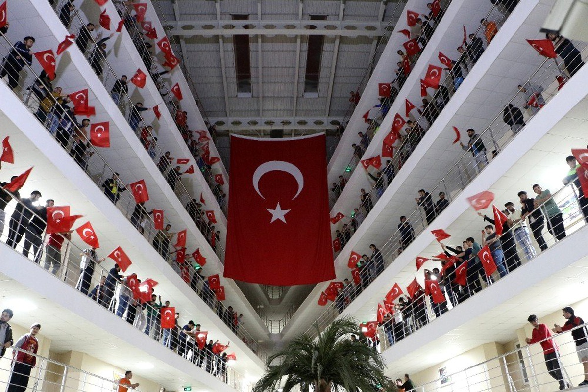 Şehitler için dua edip, Türk Bayrakları ile Mehmetçiğe destek oldular