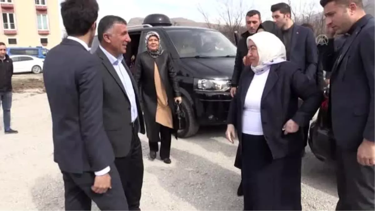 Semiha Yıldırım, depremzede aileleri ziyaret etti