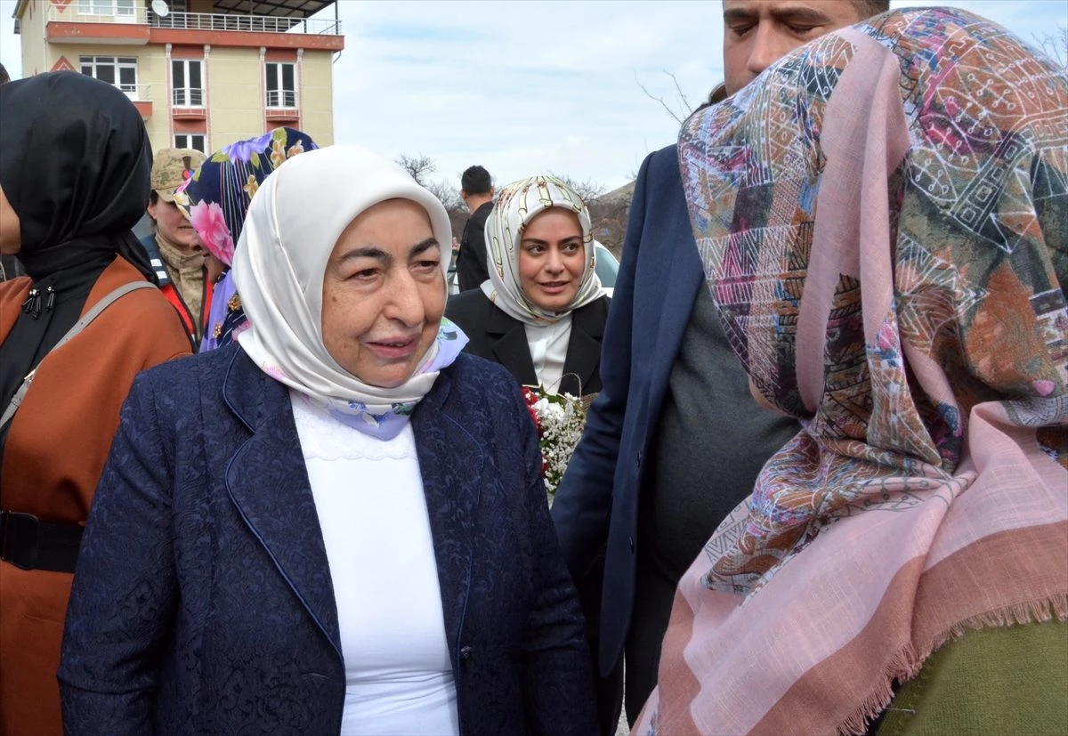Semiha Yıldırım, Malatya\'da depremzede aileleri ziyaret etti