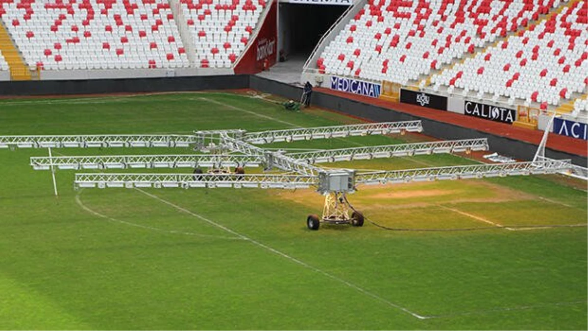 Sivasspor - Galatasaray maçı öncesi Yeni 4 Eylül Stadyumu\'nun çimlerine \'solaryumlu\' bakım