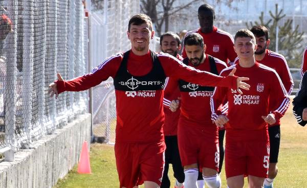 Sivassporlu Mert Hakan: Şampiyonluğun hayalini kuruyoruz