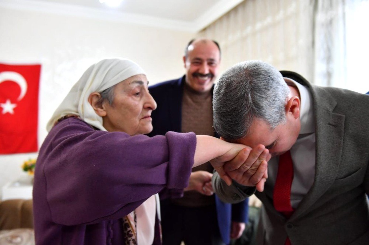 Sosyal medyanın ilgi odağı Fatma Teyze\'ye anlamlı ziyaret
