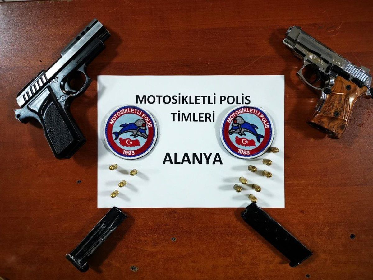 Şüphe üzerine durdurulan araçlardan ruhsatsız tabanca çıktı