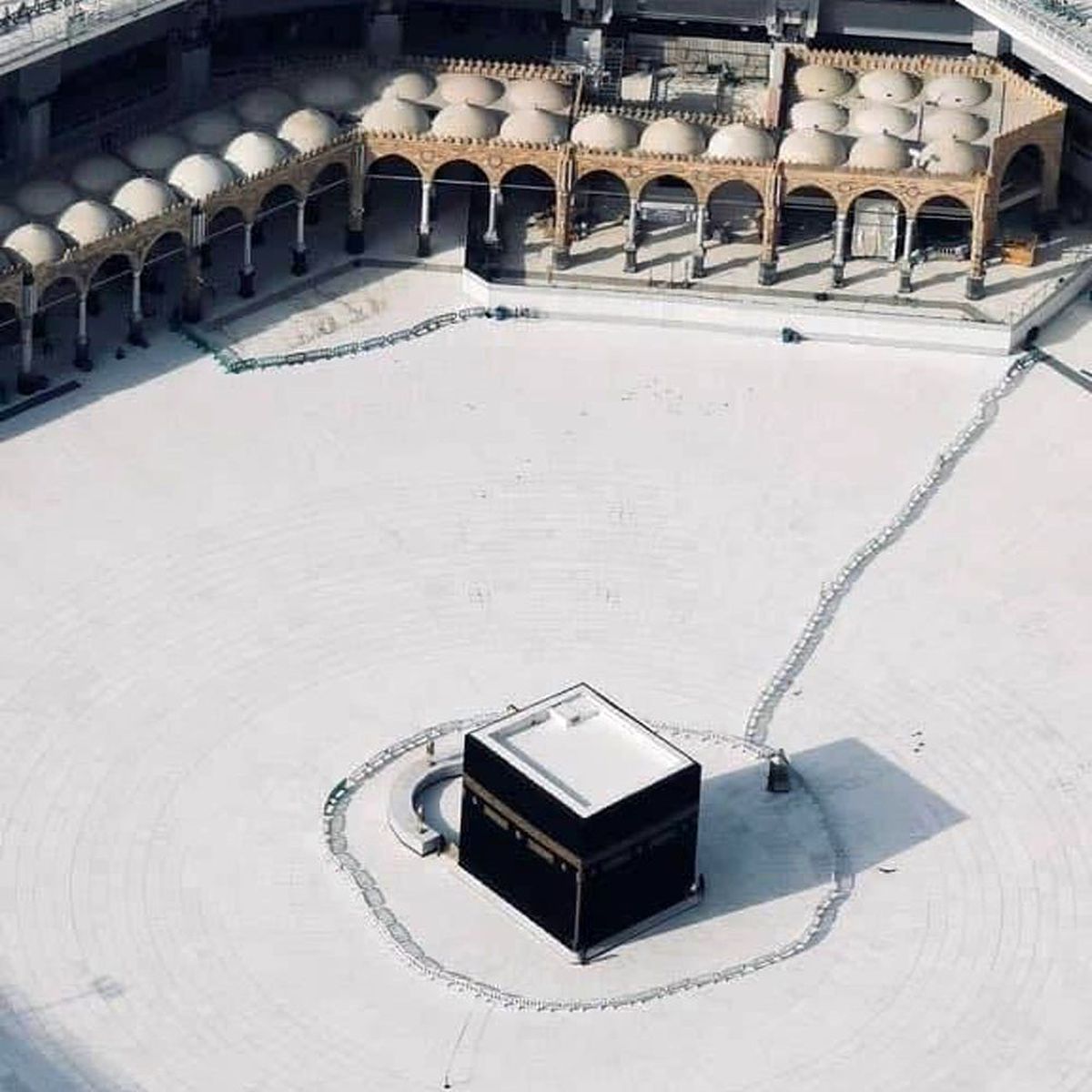 Suudi Arabistan, korona virüs nedeniyle Kabe ziyaretlerini durdurdu