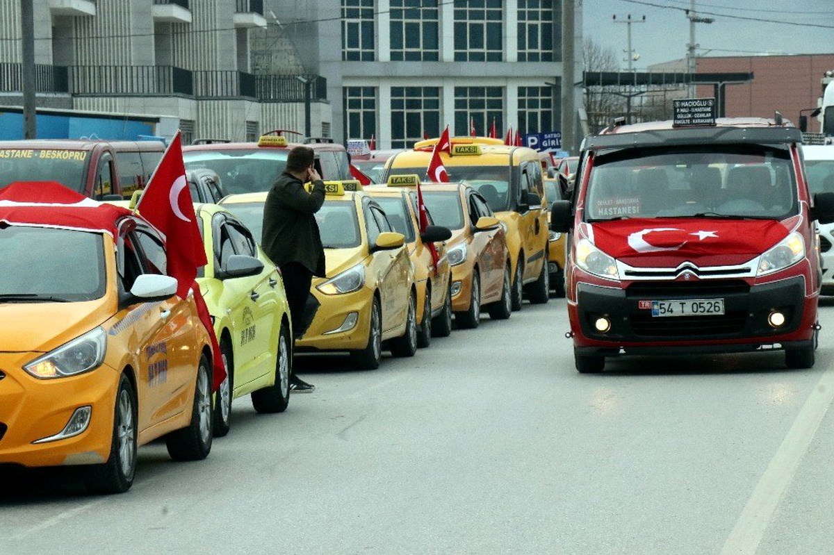 Taksiciler ve dolmuşçulardan şehitler için bayraklı konvoy
