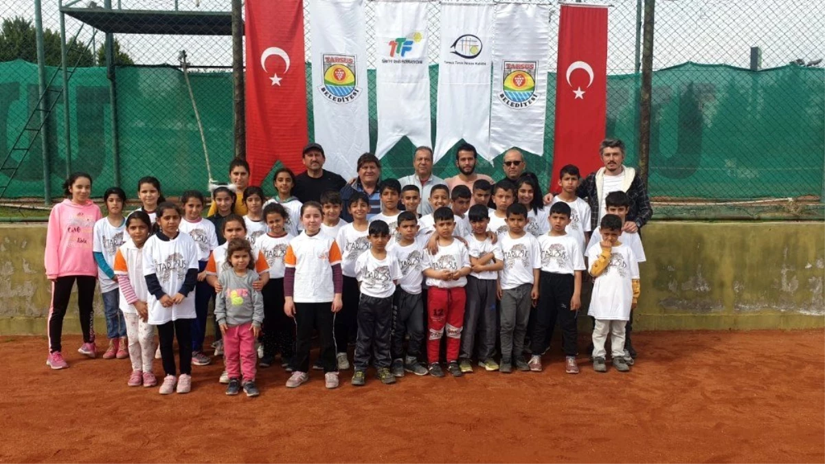 Tarsus\'ta çocuklar tenisle tanışıyor