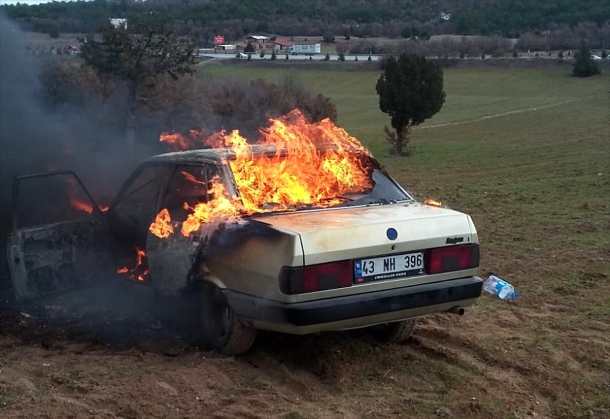 Tartıştığı babasının otomobilini ateşe verdi