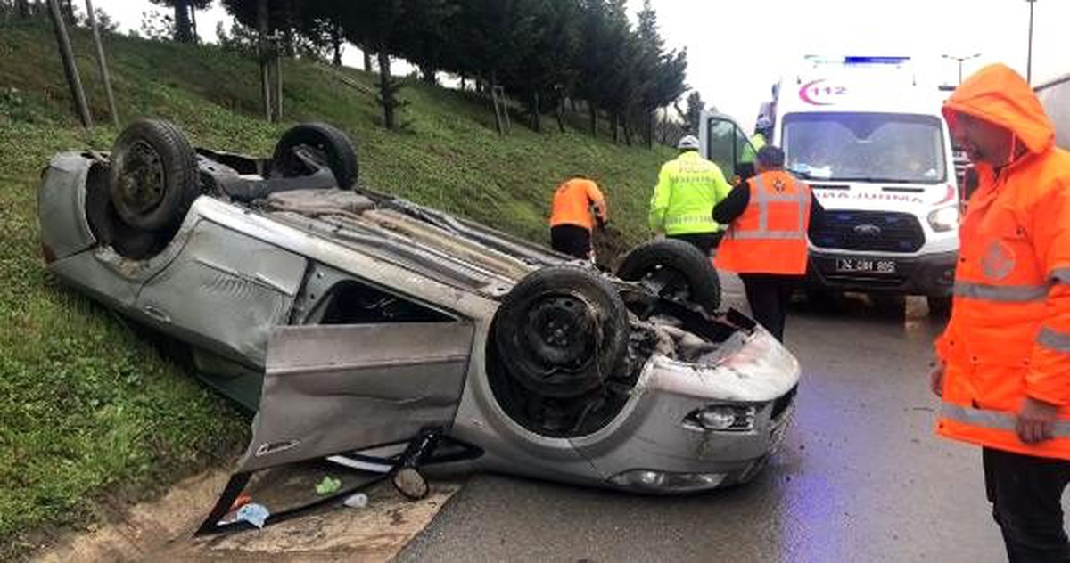 TEM otoyolunda TIR\'a çarpan otomobil takla attı
