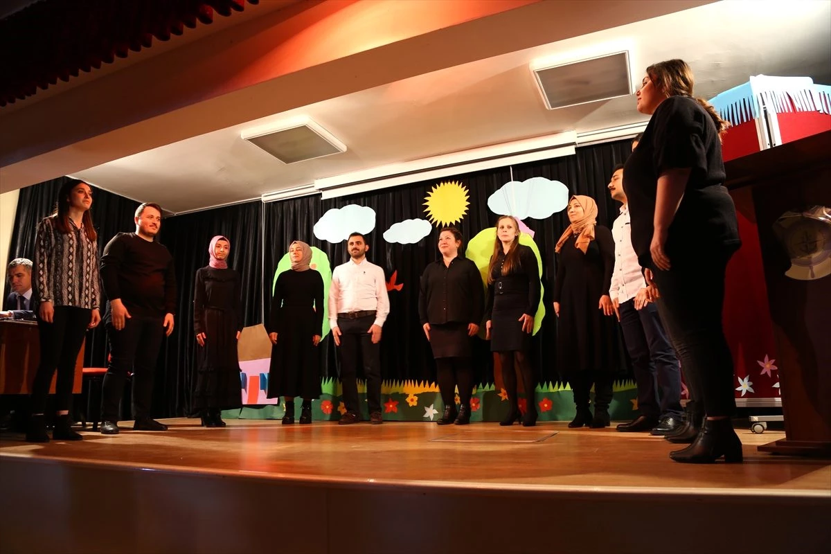 Tirebolu\'da özel eğitim öğrencileri tiyatro gösterisi sergiledi