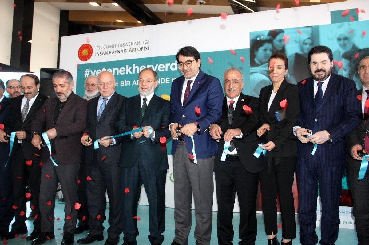Türkiye\'nin en büyük kariyer fuarlarından DAKAF açıldı