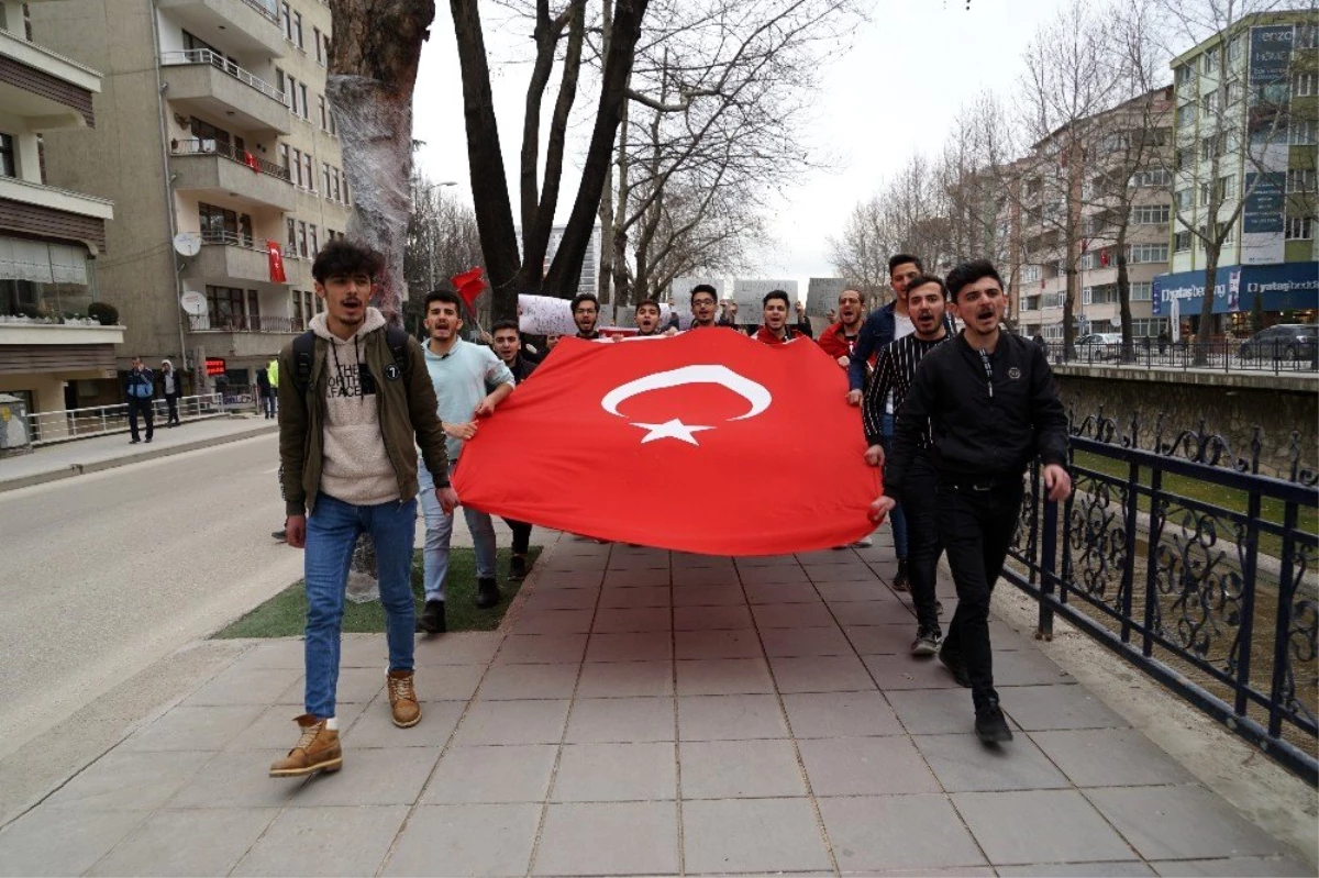 Üniversite öğrencileri, Mehmetçiğe destek için yürüyüş yaptı