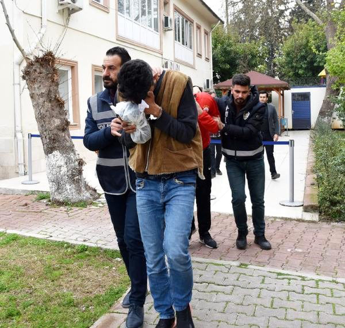 Uyuşturucu satıp, uykuda soydular