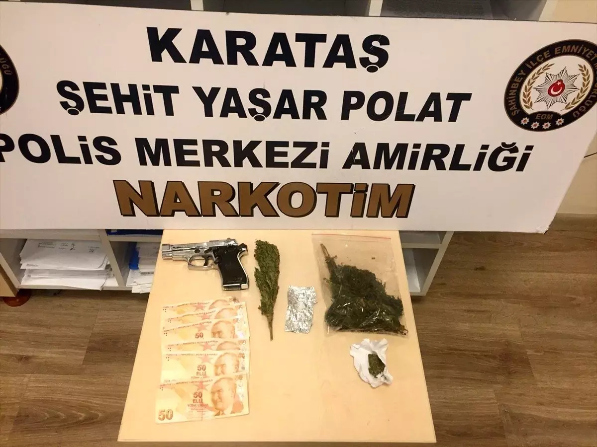 Uyuşturucuyu klozete dökerken yakalandılar