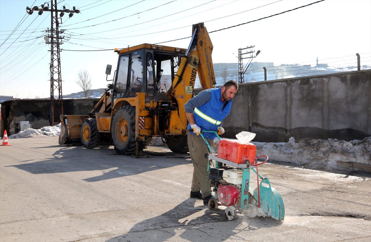 Van\'da tahrip olan yollar onarılıyor