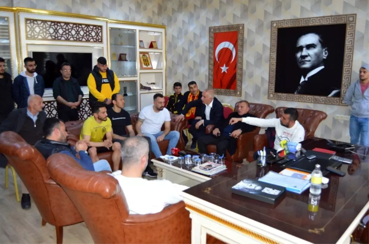 Yeni Malatyaspor\'da taraftardan tesislere moral ziyareti