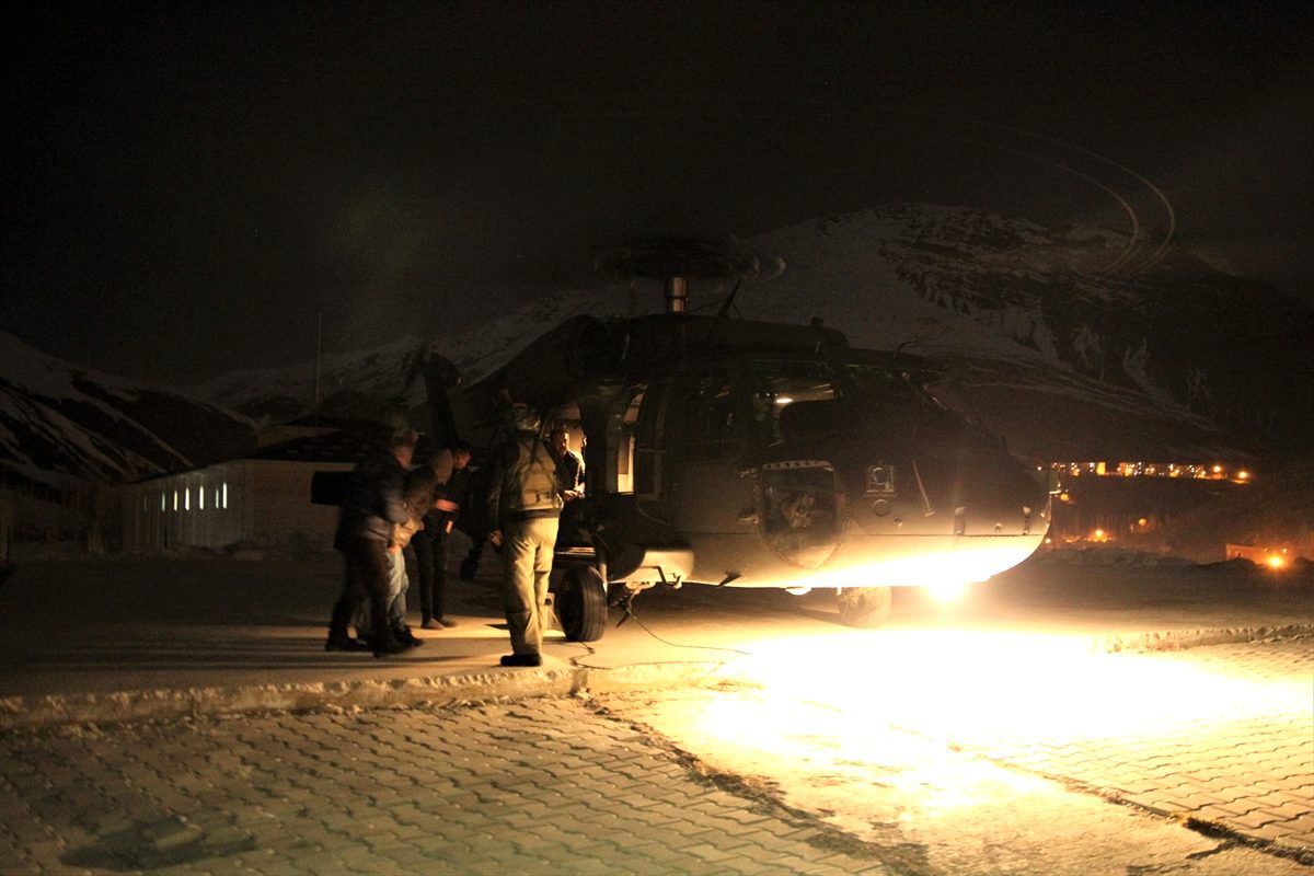 Yolu çığdan kapanan Bahçesaray\'daki hastaların imdadına jandarma helikopteri yetişti