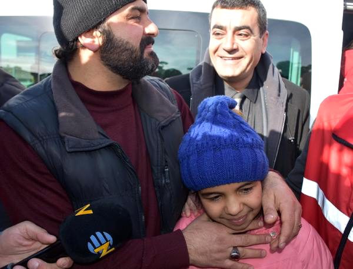 Yunan polisinin ailesinden ayırdığı 10 yaşındaki Menice, babasına kavuştu