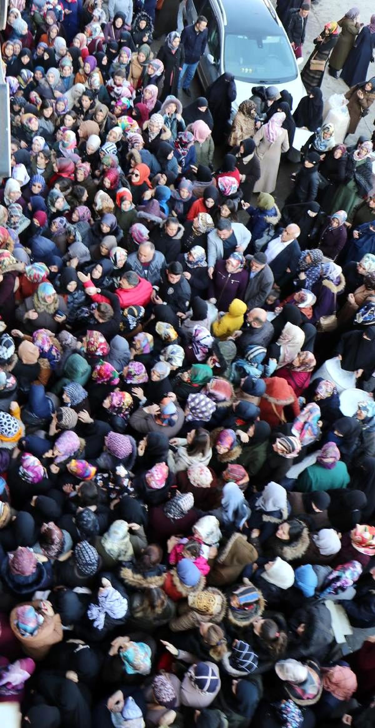 Züccaciye dükkanı açılışında \'indirim\' izdihamı