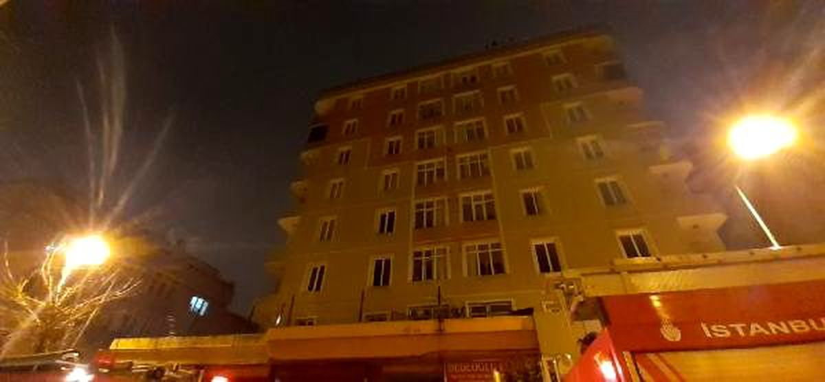8 katlı apartmanın girişindeki elektrik panosu yandı, bina sakinlerini tahliye edildi