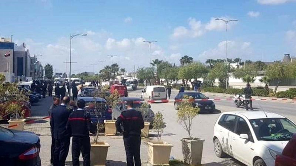 ABD\'nin Tunus Büyükelçiliği yakınında intihar saldırısı