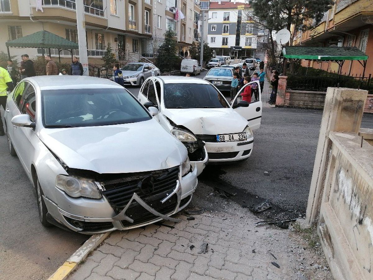 Aksaray\'da 2 otomobil çarpıştı: 4 yaralı