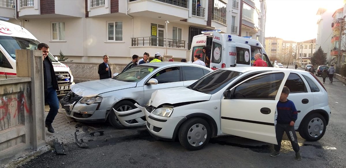 Aksaray\'da iki otomobil çarpıştı: 4 yaralı
