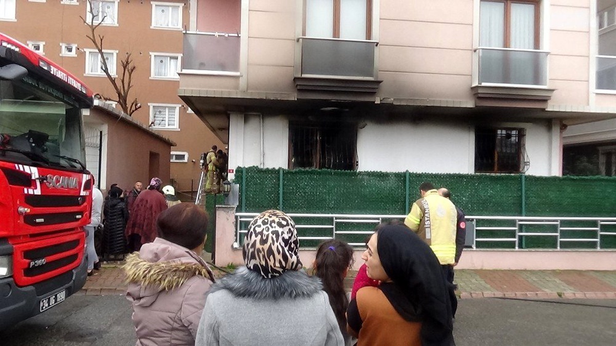 Alev alev yanan eve vatandaştan hortumla müdahale kamerada