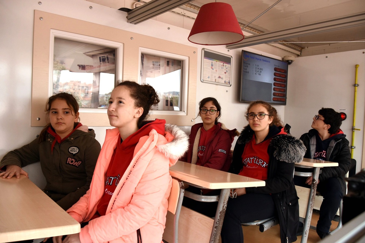 Aliağalı öğrenciler deprem anını yaşadı