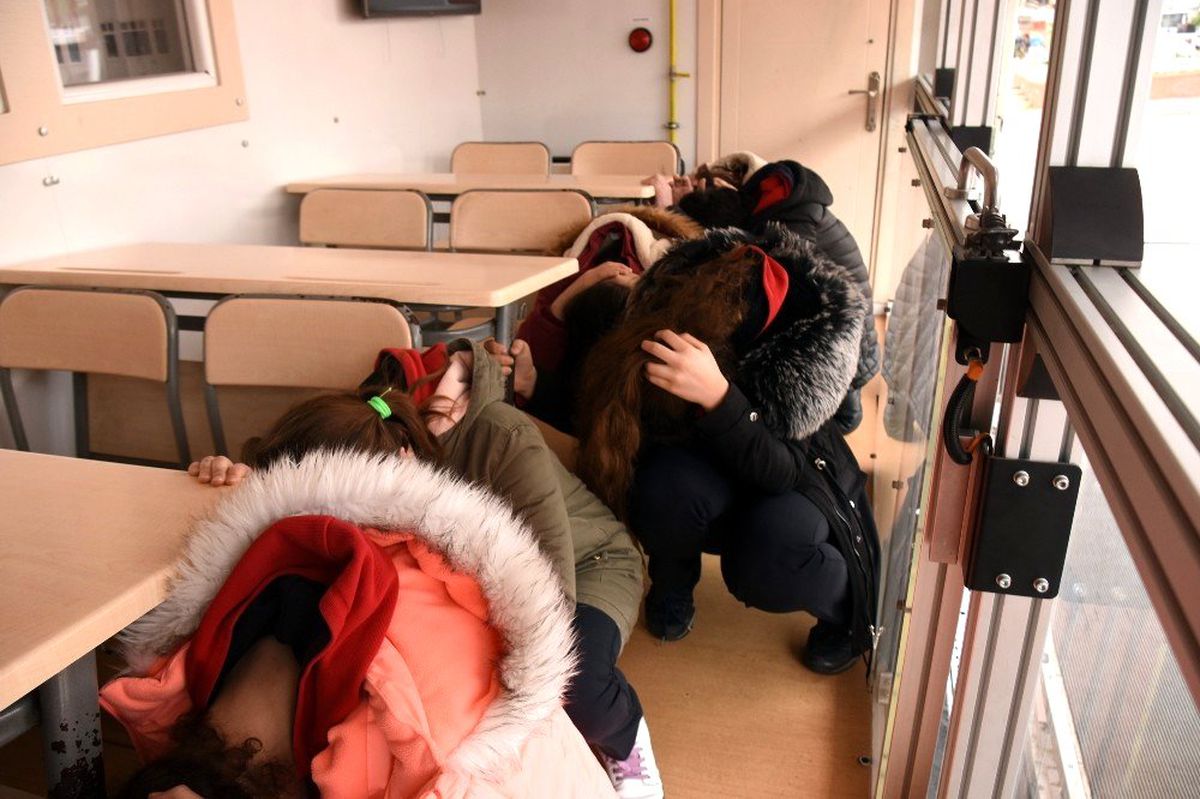 Aliağalı öğrenciler deprem anını yaşadı