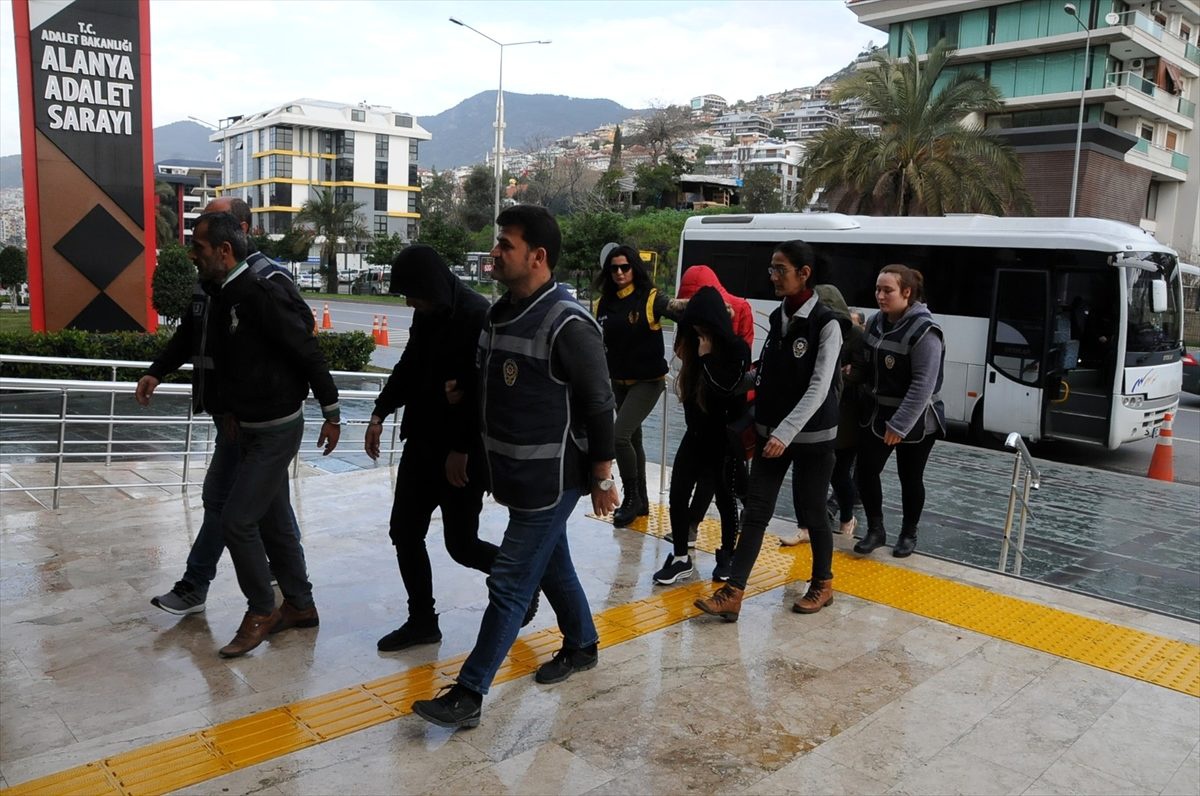 Antalya\'daki fuhuş operasyonunda yakalanan 10 zanlıdan 7\'si tutuklandı