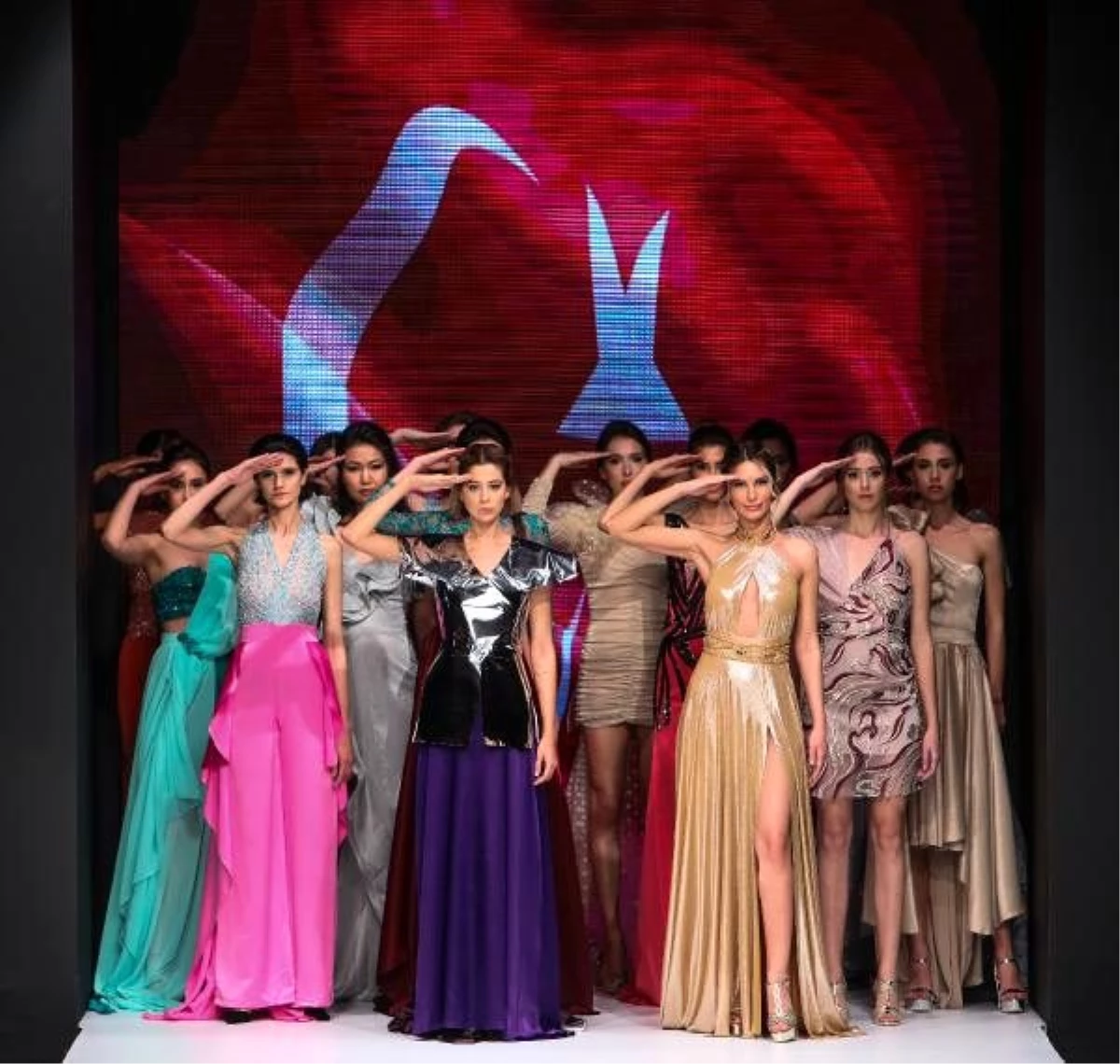 Antalya Fashion Week\'te Mehmetçiğe asker selamlı destek