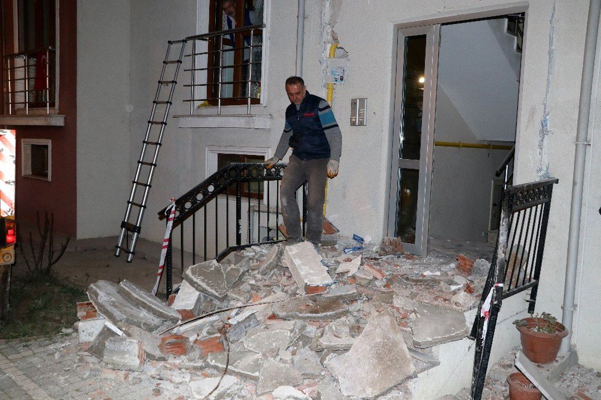Apartmanın girişindeki beton sundurma çöktü, facianın eşiğinden dönüldü