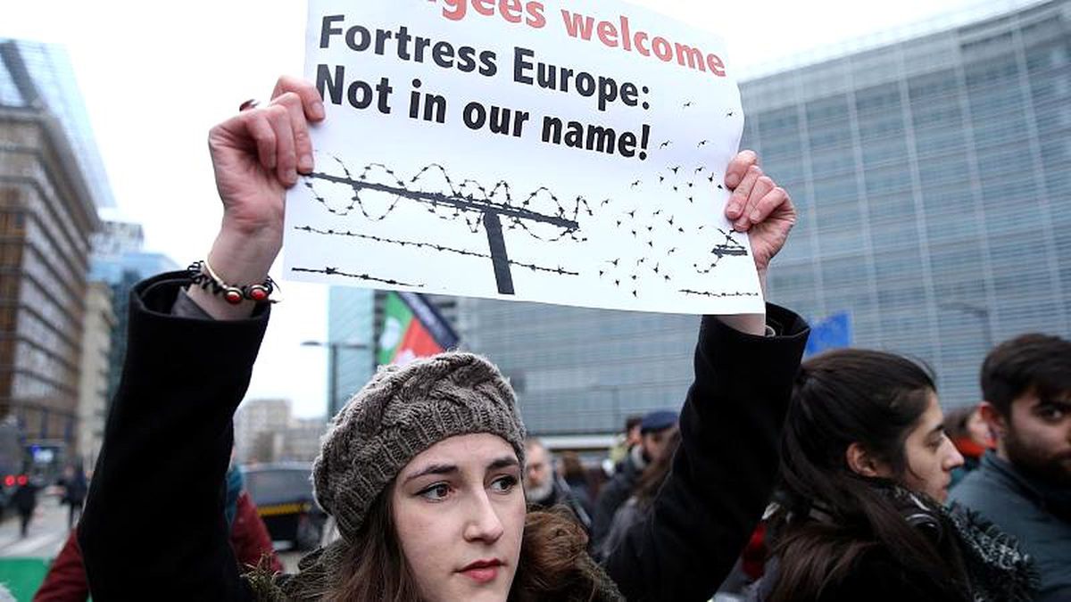 Atina, Berlin ve Brüksel\'de binlerce kişi göçmenlere destek yürüyüşü düzenledi