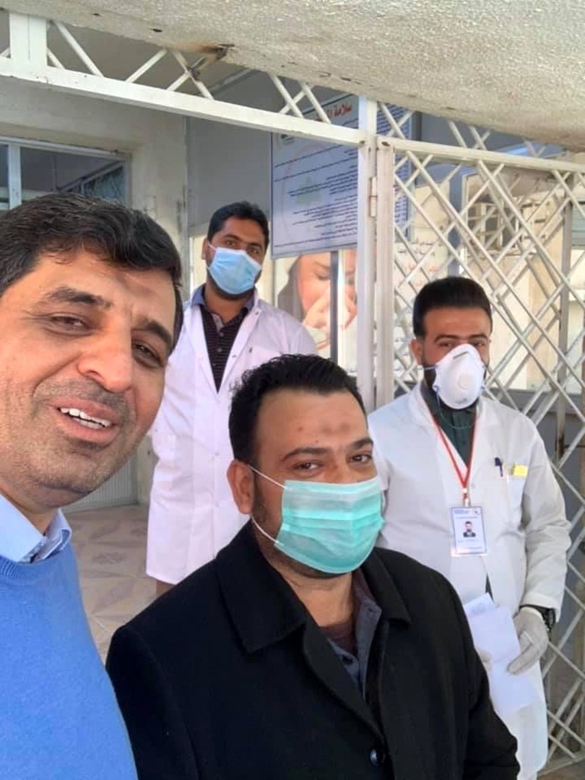 Bağdat\'ta doktorlar, virüs tedavisi tamamlanan ilk hastayla selfie çektirdi