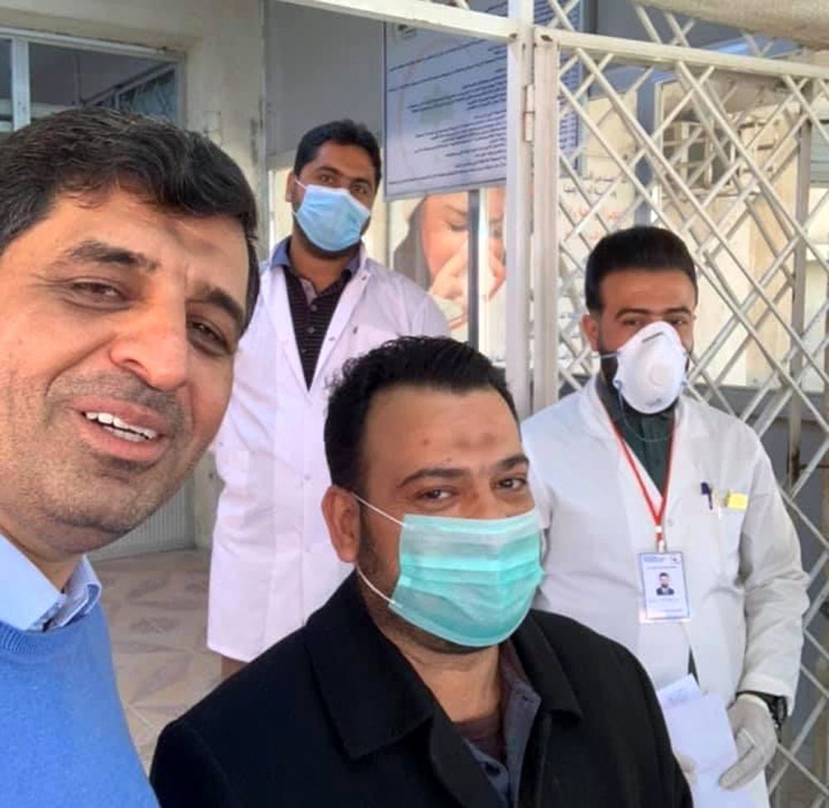 Bağdat\'ta doktorlar, virüs tedavisi tamamlanan ilk hastayla selfie çektirdi
