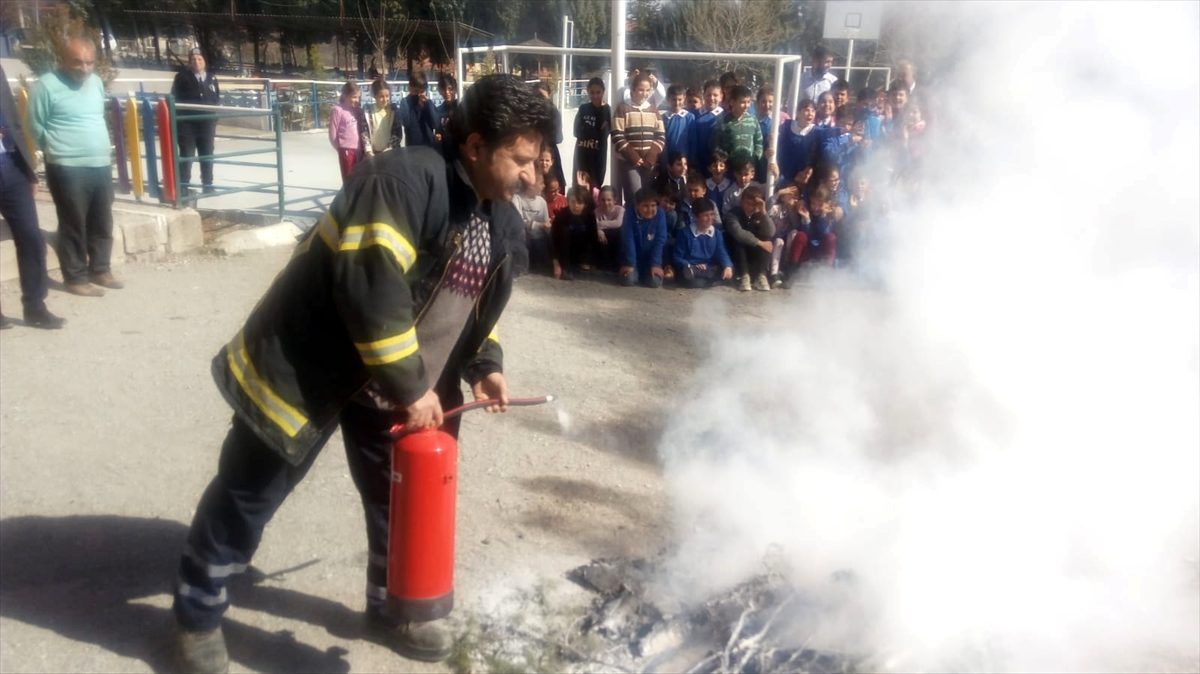 Banaz\'da itfaiyeciler ilkokul öğrencilerine eğitim verdi