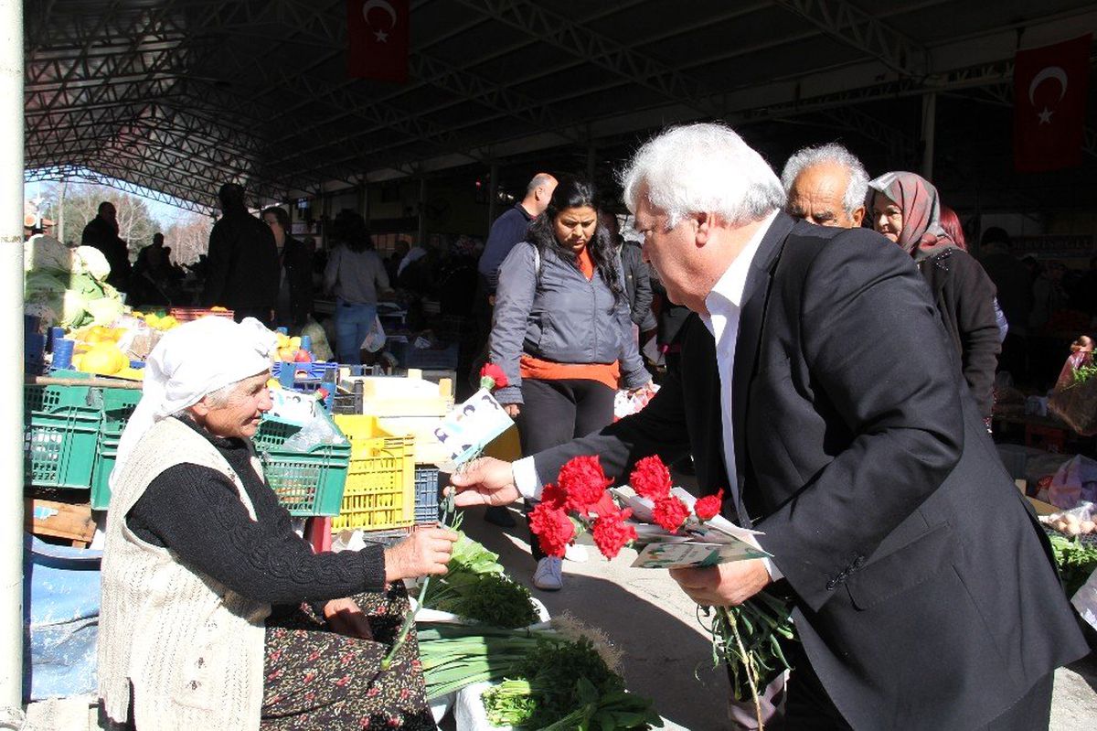 Başkan Akkaya\'dan kadınlara karanfil